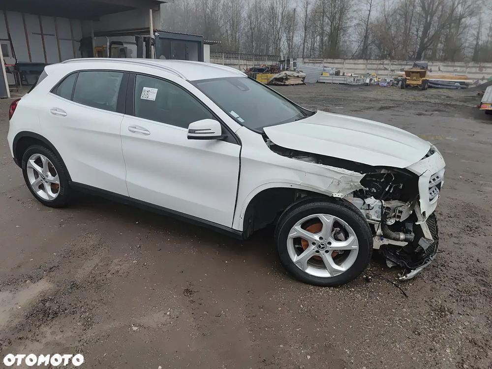 Mercedes-Benz GLA - 9