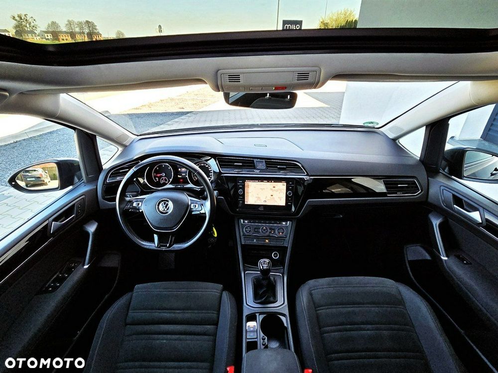 Volkswagen Touran - 11