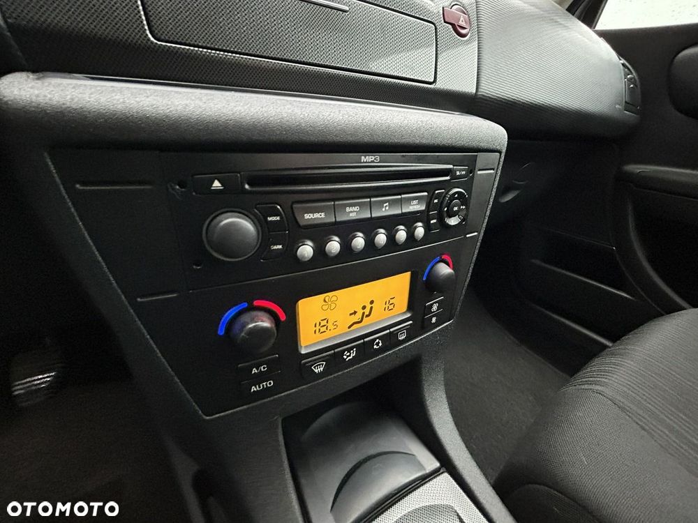 Citroën C4 1.4 16V Style - 12