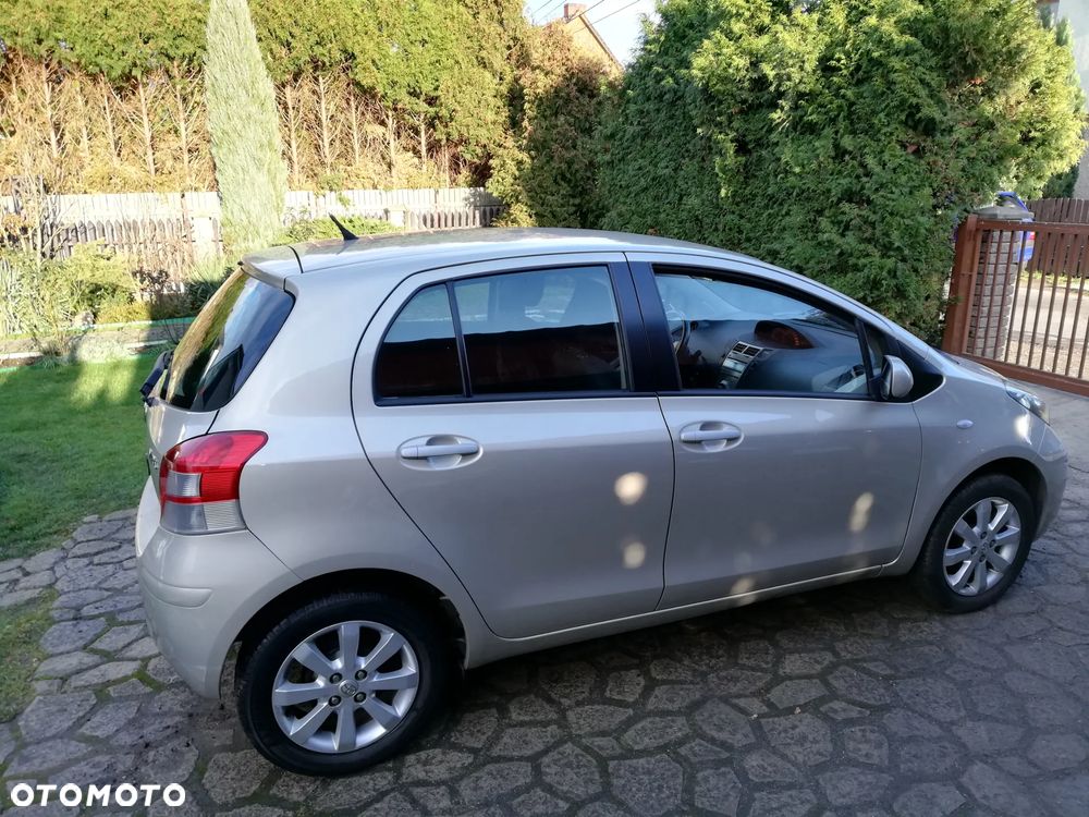 Toyota Yaris 2011 photo 3