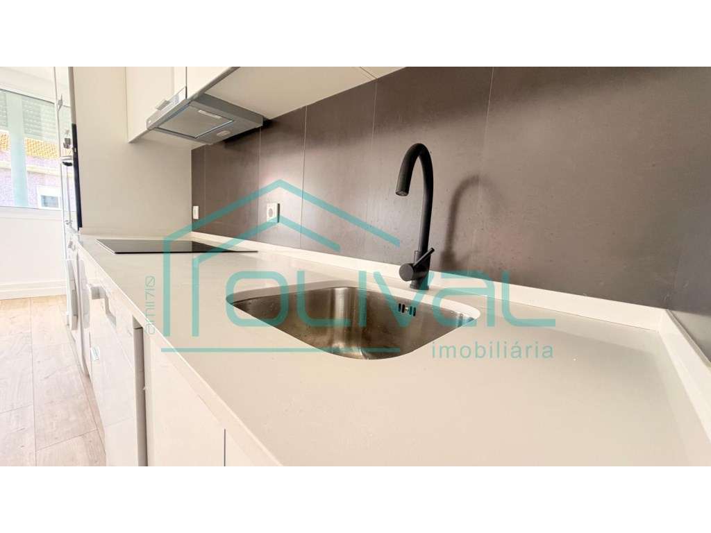 T2+1 Totalmente Remodelado com Varanda e Vista Desafogada | Forte d... - Grande imagem: 2/13