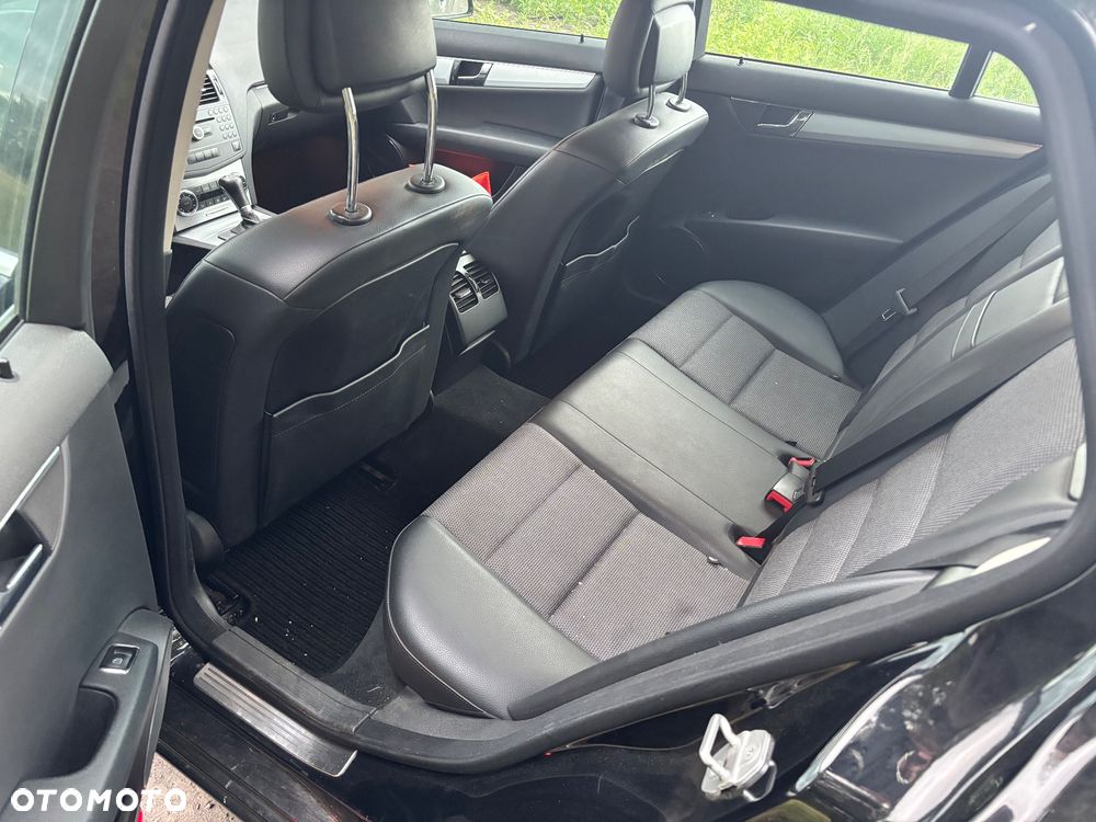 Mercedes-Benz Klasa C 180 CGI Automatik BlueEFFICIENCY Avantgarde - 25