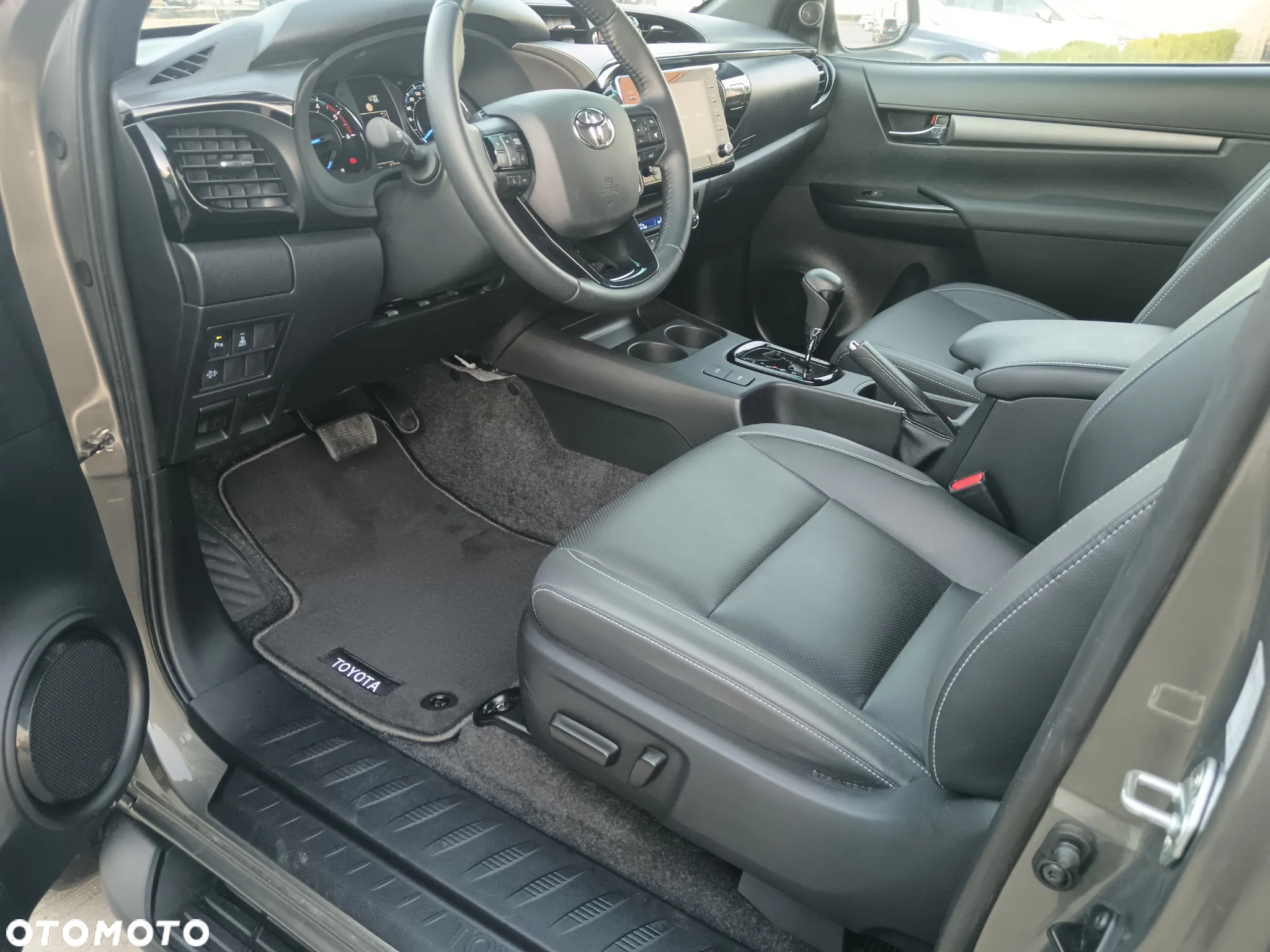Toyota Hilux - 12
