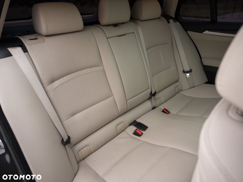BMW Seria 5 525d xDrive Sport-Aut Luxury Line - 30