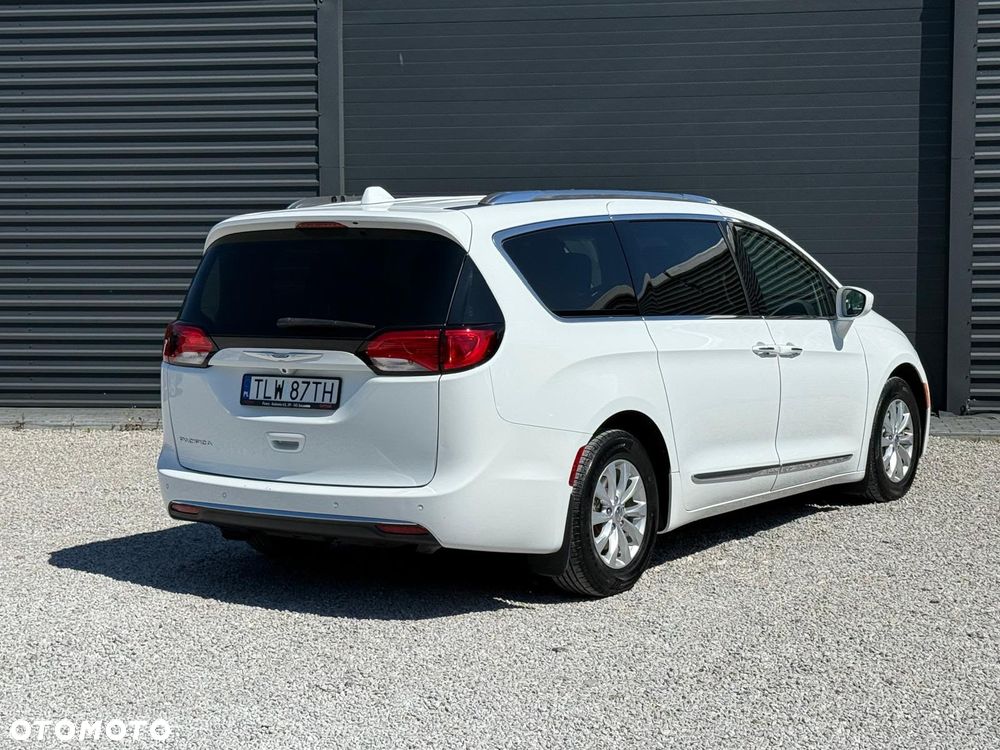 Chrysler Pacifica - 13