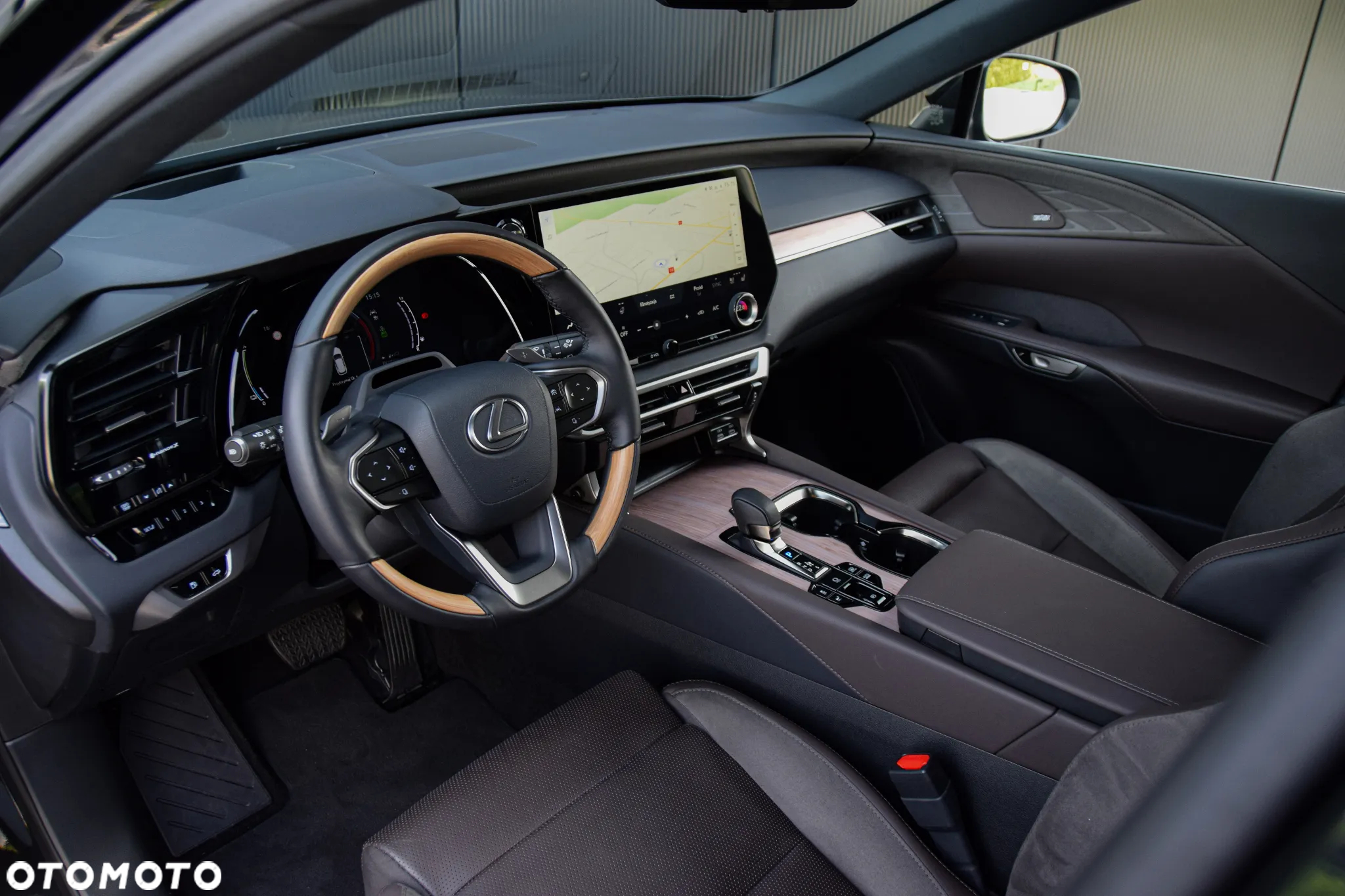 Lexus RX 450h+ Omotenashi - 3