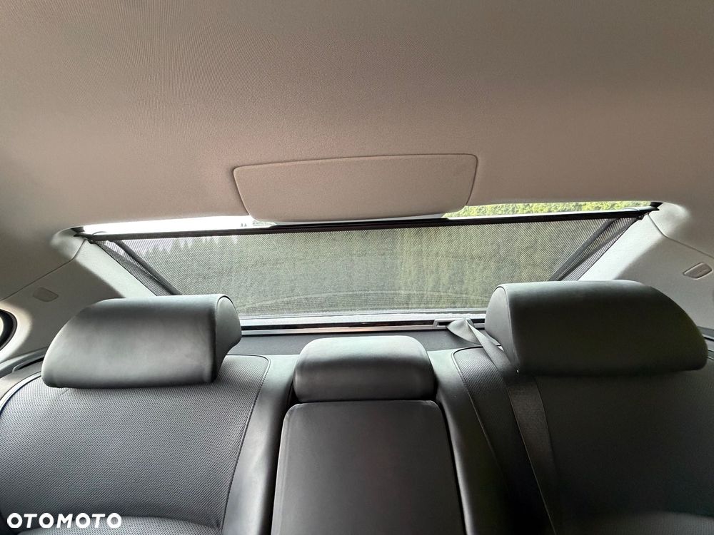BMW Seria 7 750i - 12