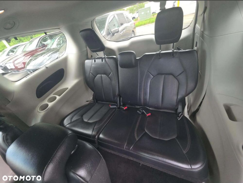 Chrysler Pacifica - 13
