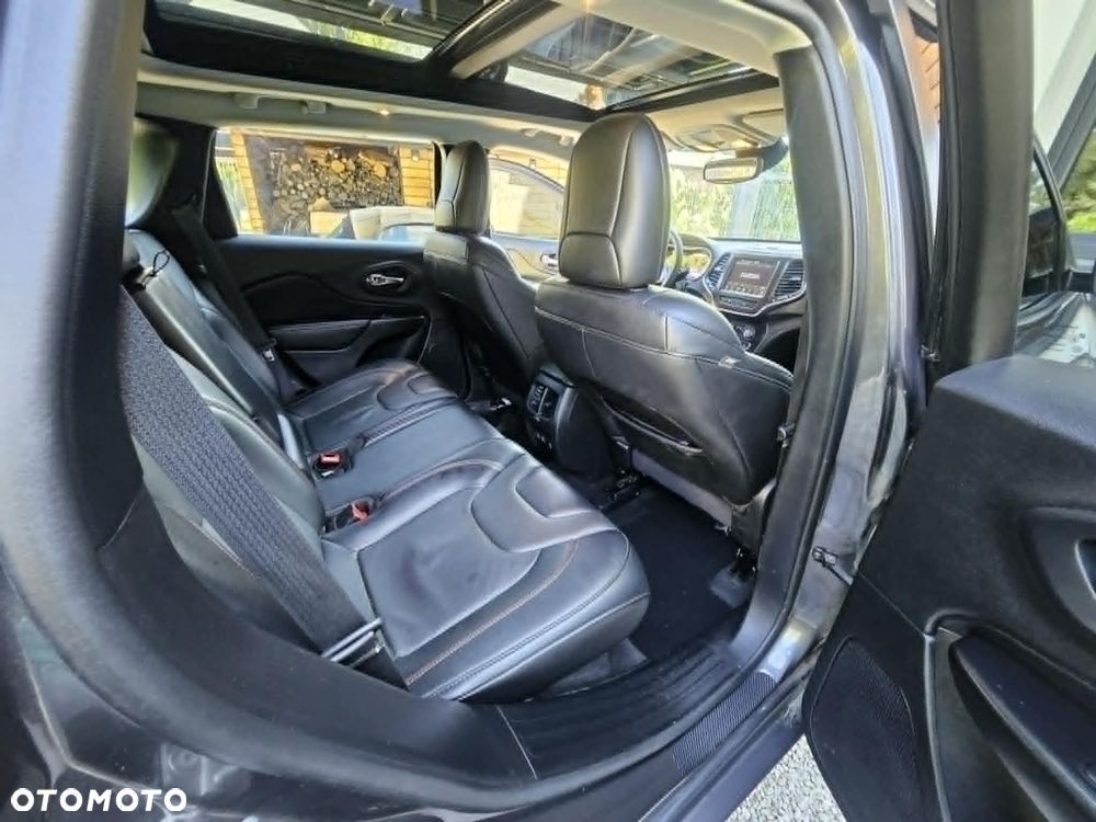 Jeep Cherokee - 19