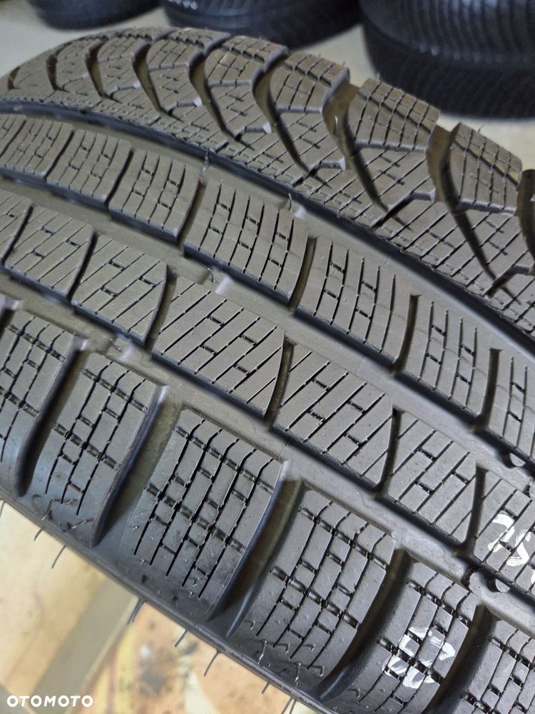 opona używana 245/40R19 Pirelli Winter PZERO TM * RSC RUNFLAT - 3