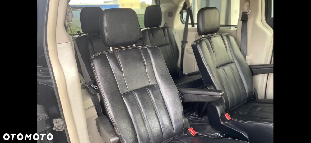 Chrysler Town & Country - 21