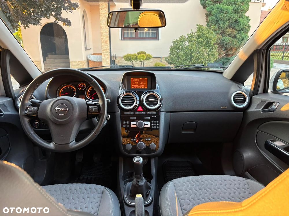 Opel Corsa 1.4 16V Cosmo - 12