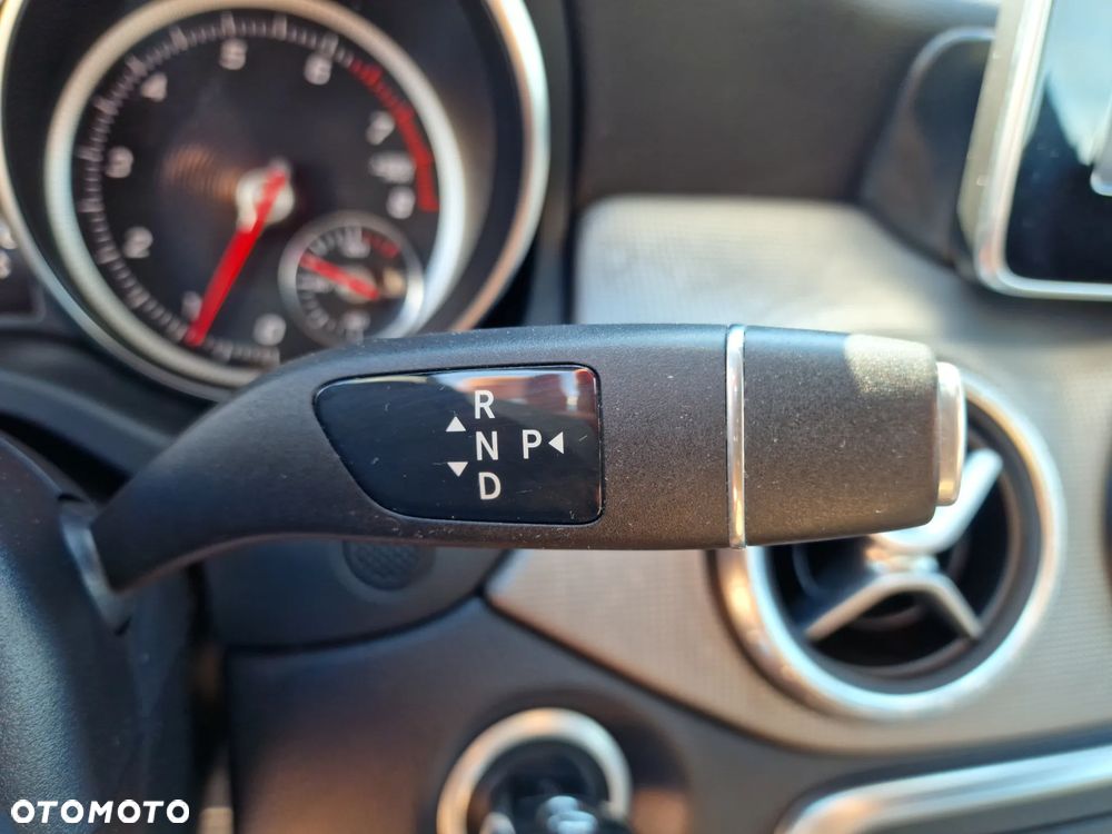 Mercedes-Benz CLA 180 7G-DCT - 21