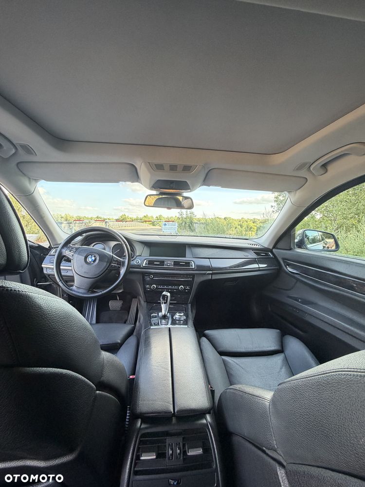 BMW Seria 7 740i - 8
