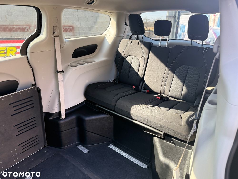 Chrysler Pacifica - 18