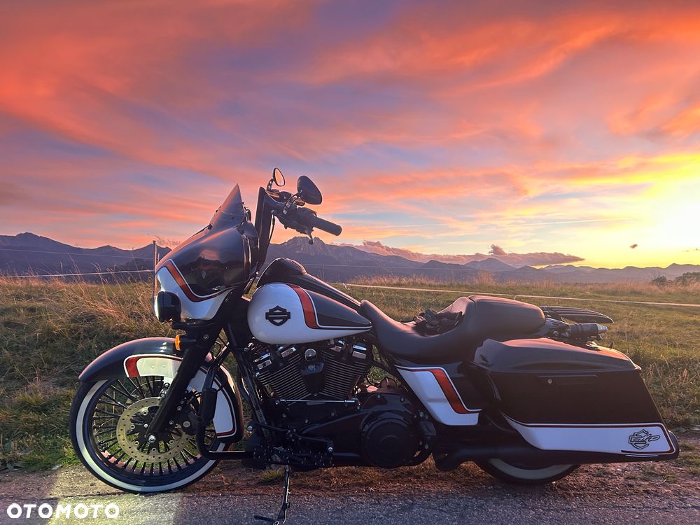 Harley-Davidson Touring Street Glide - 32