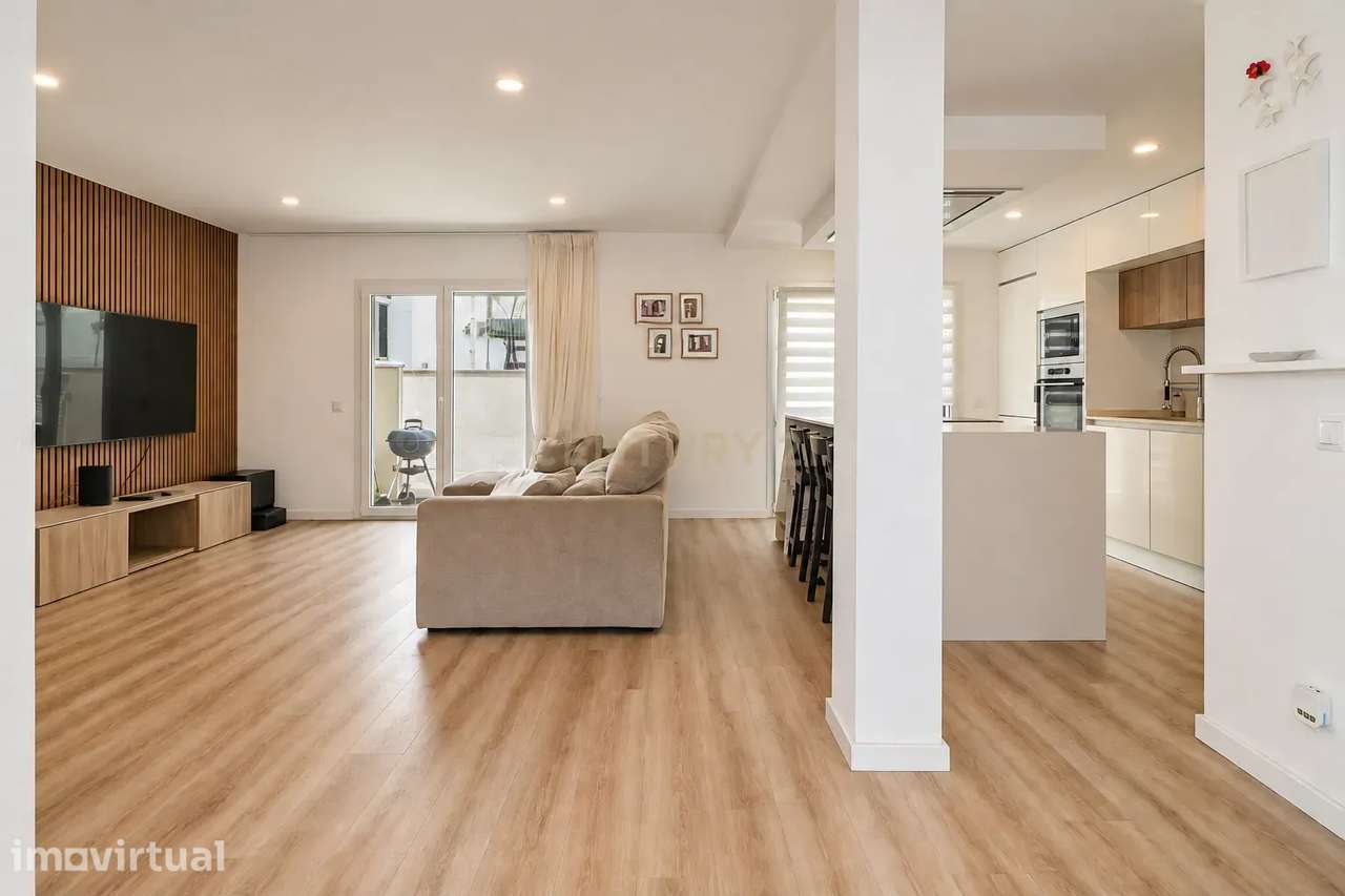 Moradia T3+1 Totalmente Remodelada e com Piscina | Alto do Moinho | Co - Grande imagem: 2/45