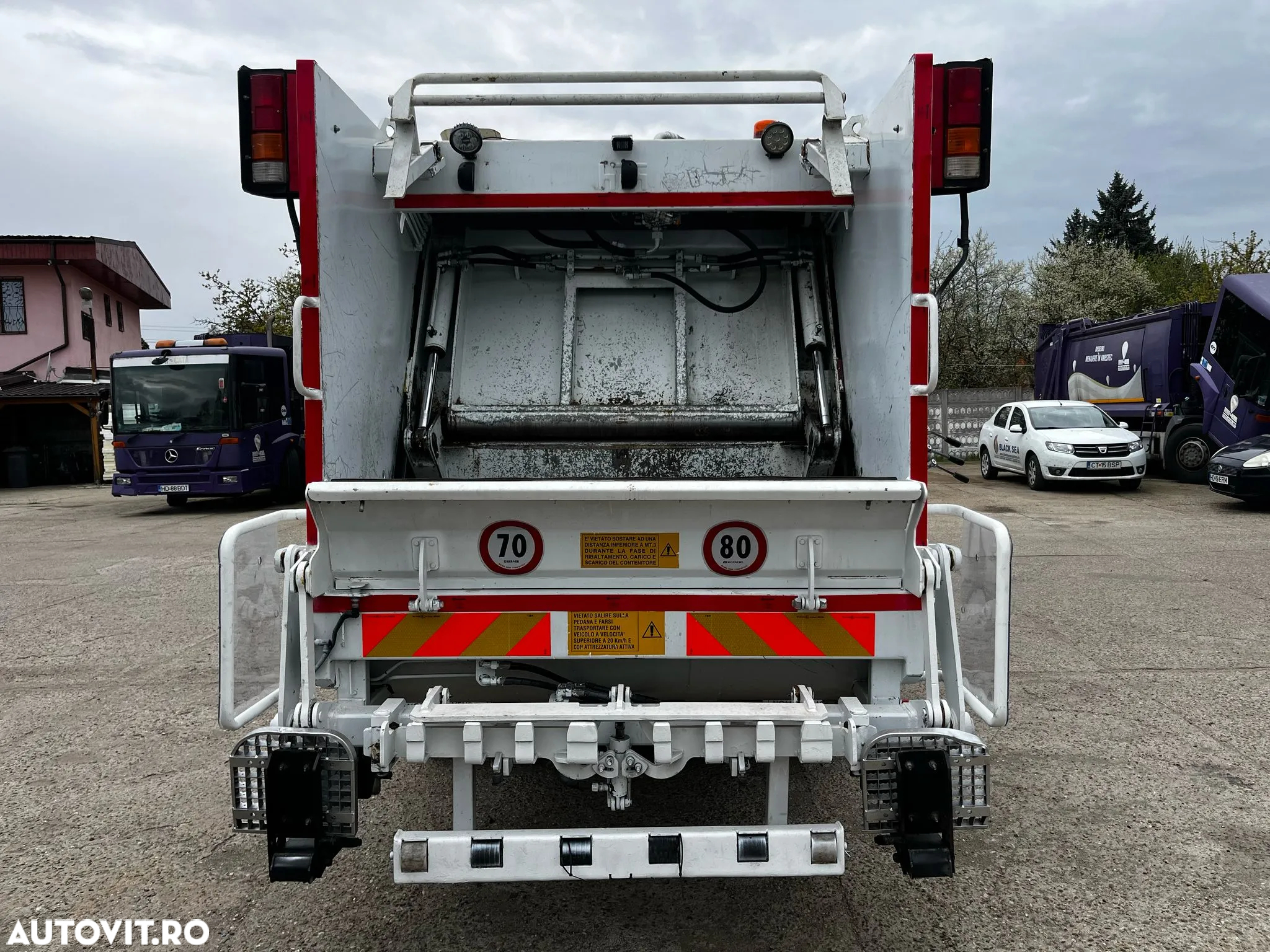 Isuzu F11 - 2
