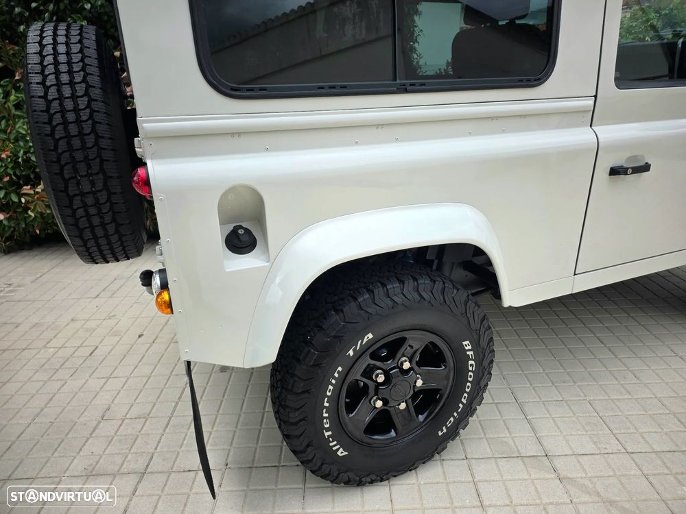 Land Rover Defender - 48