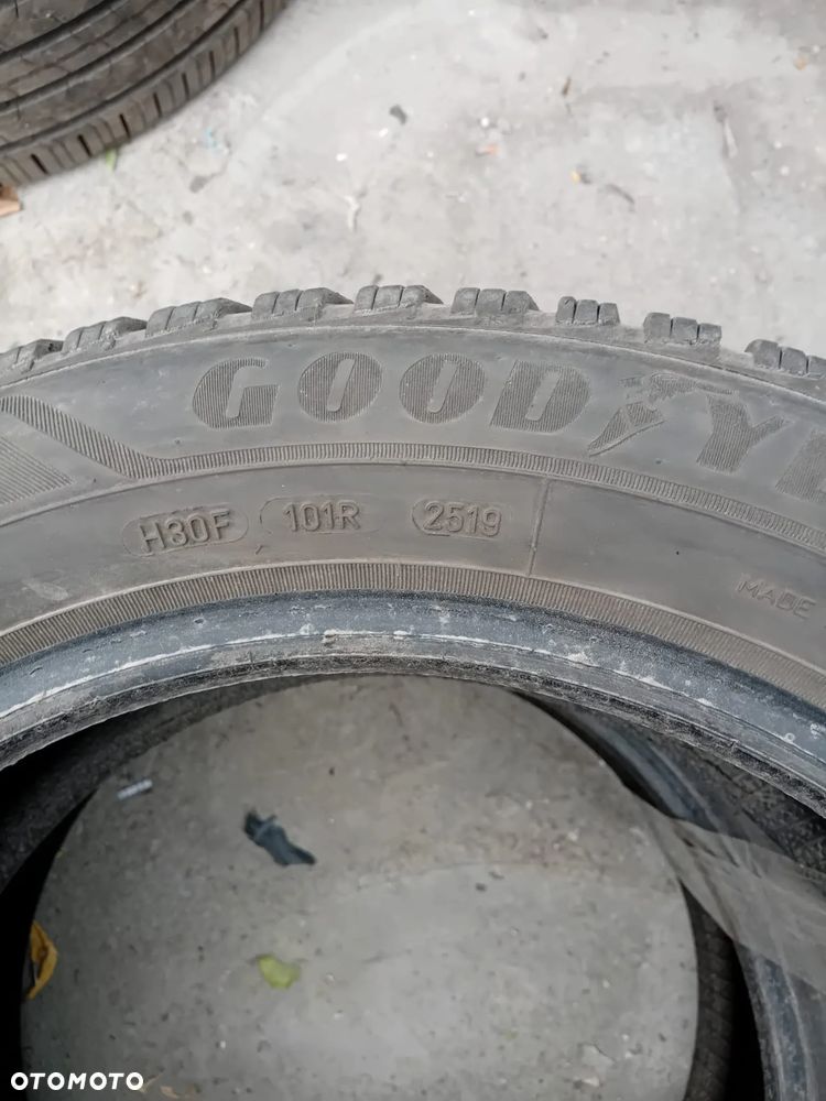 Opona Goodyear UltraGrip 9 205/55R16 91H używana zima - 4