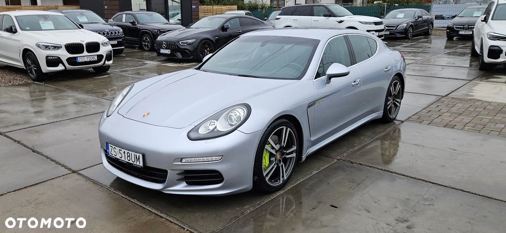 Porsche Panamera - 4