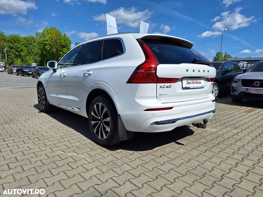 Volvo XC 60 B4 MHEV AT AWD Plus Dark - 11