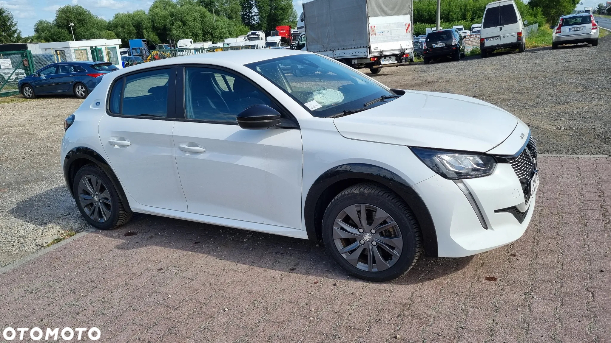 Peugeot 208 - 8