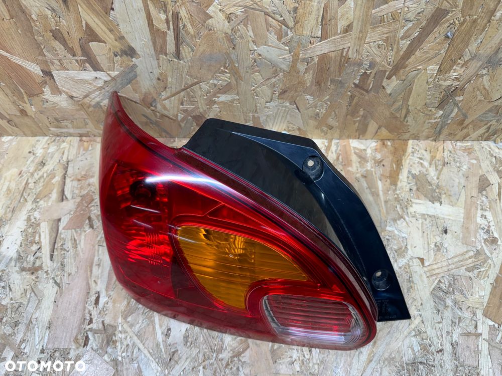 Tylna lewa lampa Mitsubishi spacestar - 2