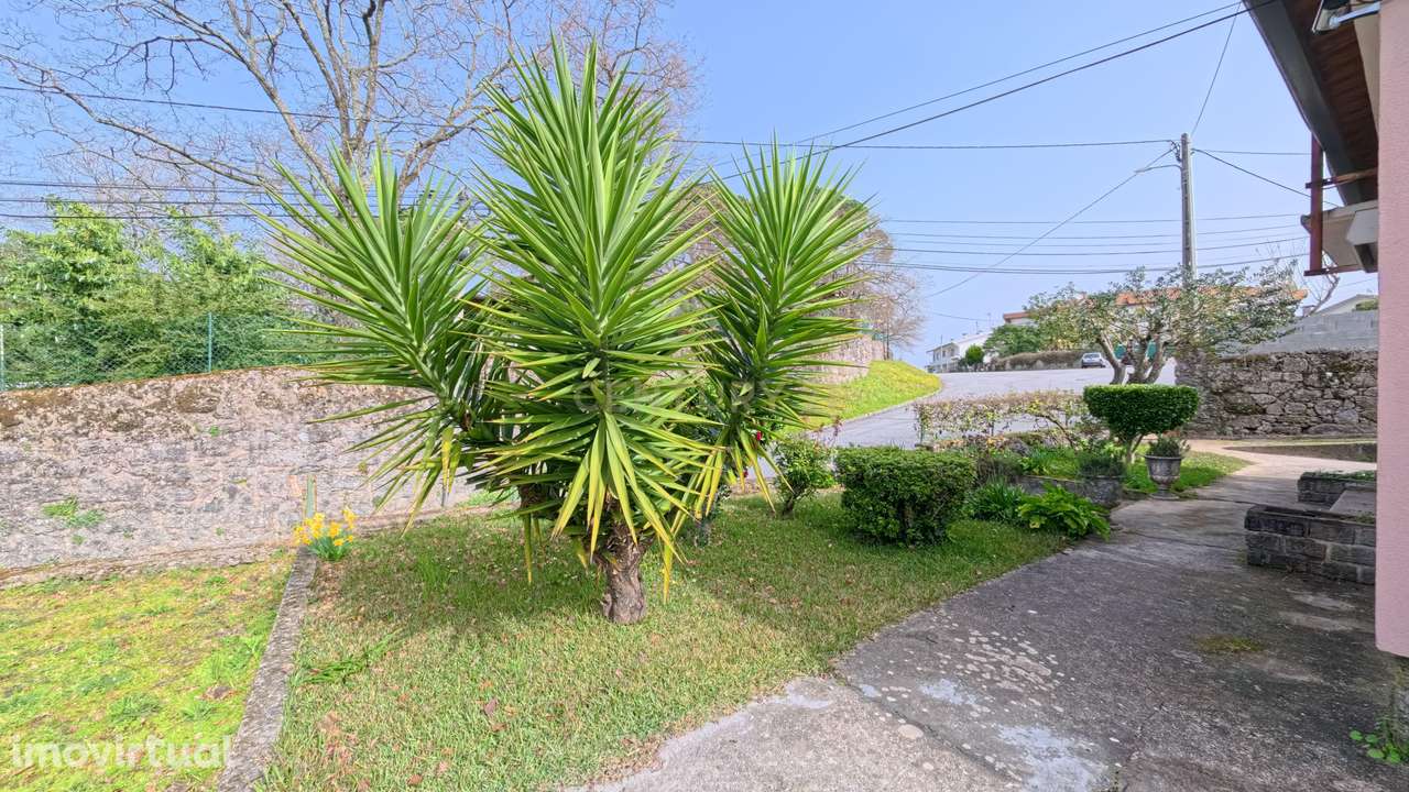 Moradia térrea com jardim, terraço e anexos junto ao Fontelo – Viseu - Grande imagem: 2/16
