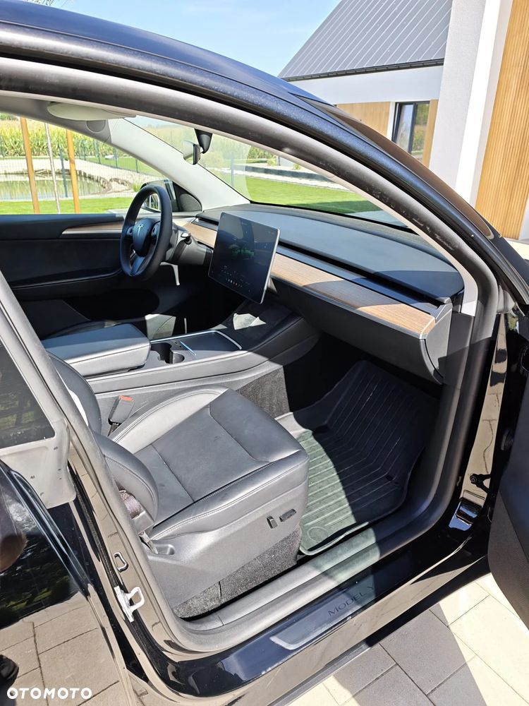 Tesla Model Y Long Range AWD - 9