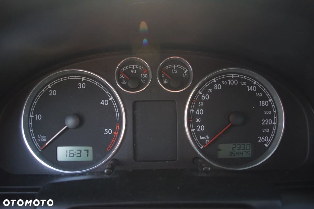 Auto na części - Volkswagen Passat B5 Lift 1.9 TDI 130 KM AWX GGB LA6W 2003R Silnik Skrzynia Drzwi Maska Klapa Błotnik Zderzak Lusterko Lampa Klamka Deska Kokpit Sterownik Moduł Czujnik Licznik Kierownica Panel - 11