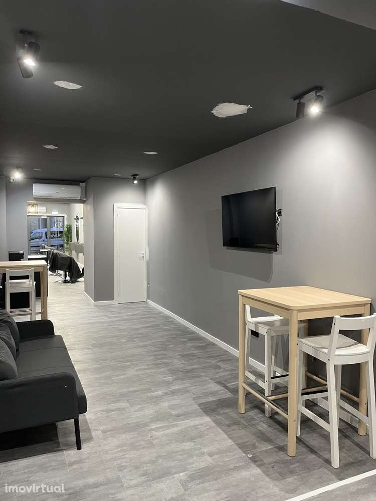 Cadeiras de Barbeiro no Centro São Mamede Infesta - Grande imagem: 5/5