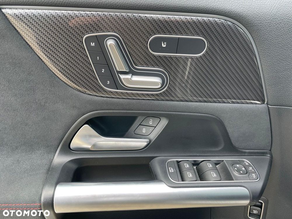 Mercedes-Benz GLA - 14
