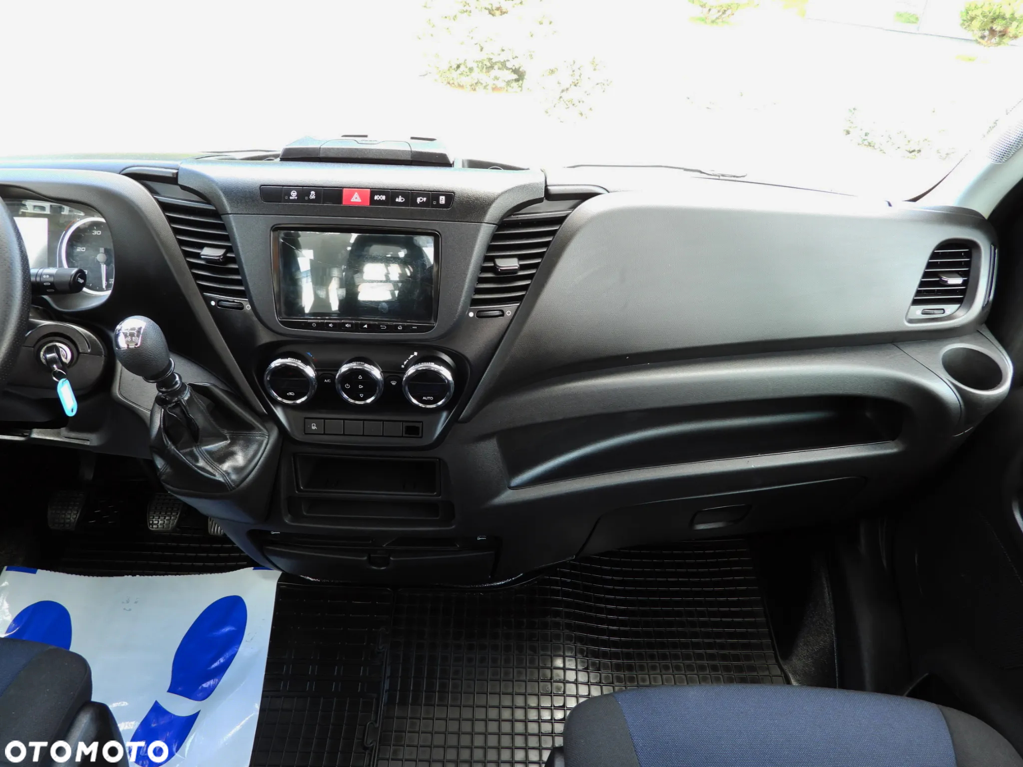 Iveco DAILY 35C16 WYWROTKA PODWÓJNA KABINA DOKA 6 MIEJSC TEMPOMAT NAWIGACJA BLIŹNIACZE KOŁA KLIMATYZACJA 160KM [ 344567 ] - 28