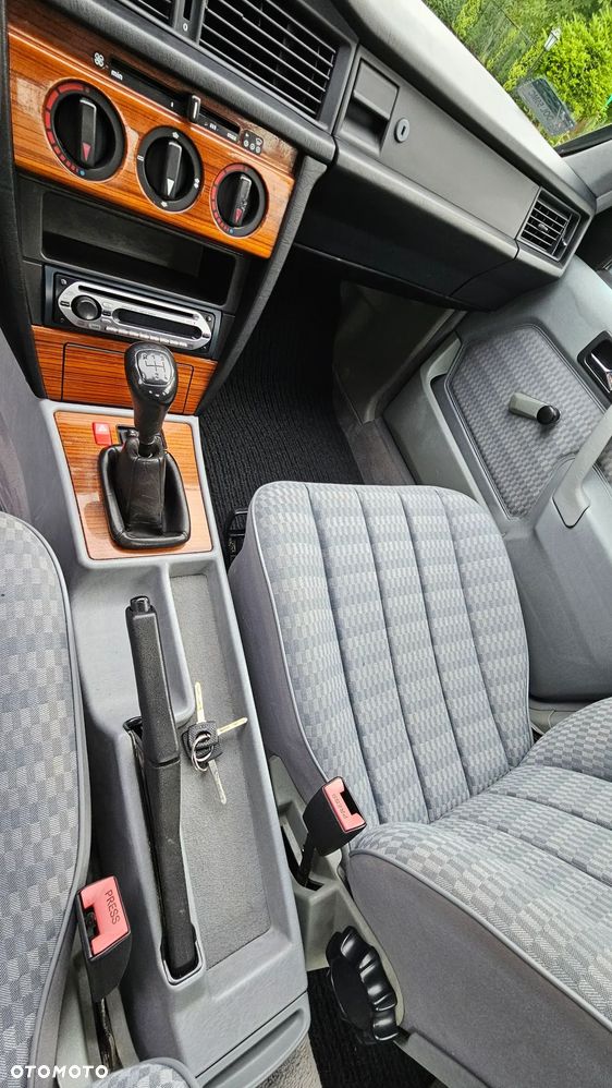 Mercedes-Benz W201 (190) - 12