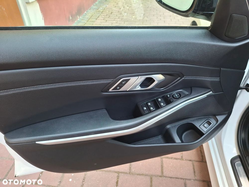 BMW Seria 3 318i - 21