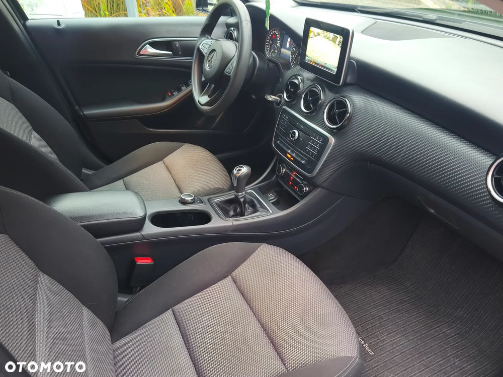 Mercedes-Benz GLA 180 Urban - 18
