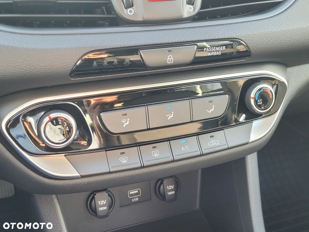 Hyundai i30 1.5 DPI Classic + - 26