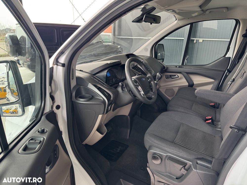 Ford Tourneo Custom - 12