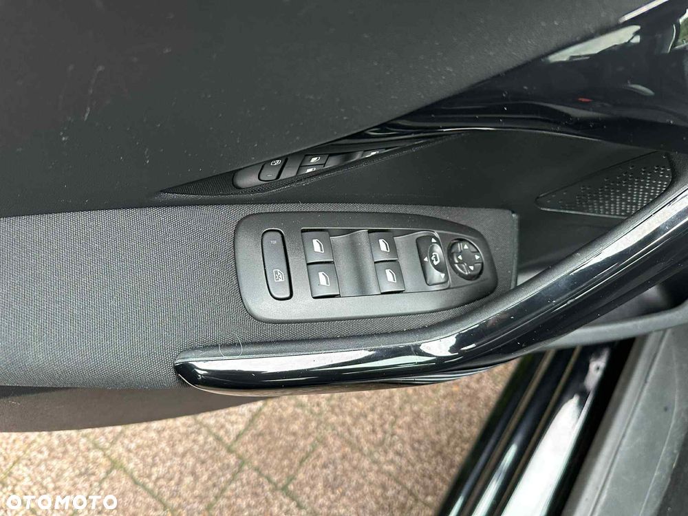 Peugeot 208 - 14