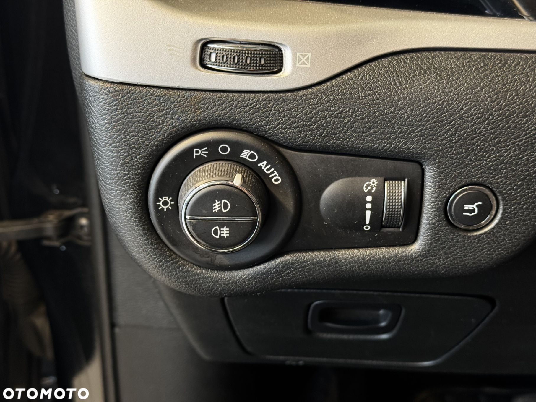 Jeep Cherokee - 21