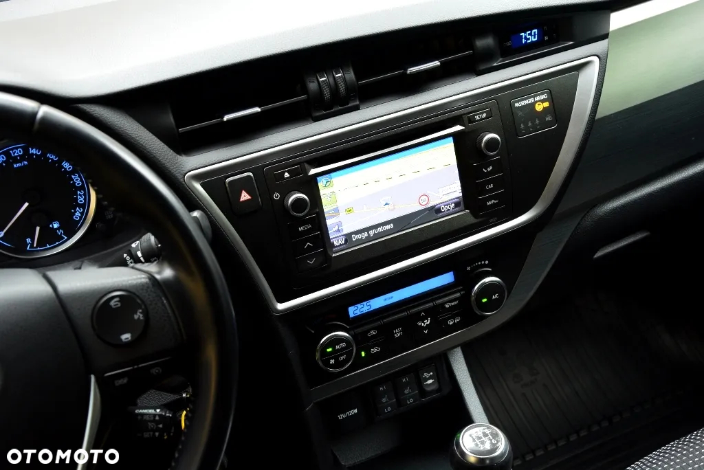 Toyota Auris 1.6 Premium Comfort - 21