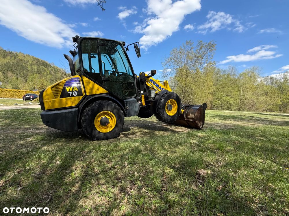 Komatsu WA70-7 Ładowarka Kołowa łamana 2016 rok.  Jak Nowa!  Oryginał łyżka. Mocny silnik 4cylindry. Zero luzów i wycieków. Aktualne Badania DEKRA BMWT. Wielka Okazja. Maszyna jak nowa z Salonu. 4200mtg. Pochodzi z Norweskiego urzędu gminy. Dodatkowe linie Hydrauliczne. Szybka wolna Jazda Rewers Hydrostatic.  Wersja Norwesk Mocne doświetlenie dodatkowe grzanie. kabina Ogrzewana wentylowana! Zmiana Osprzętu Hydrauliczna! - 12