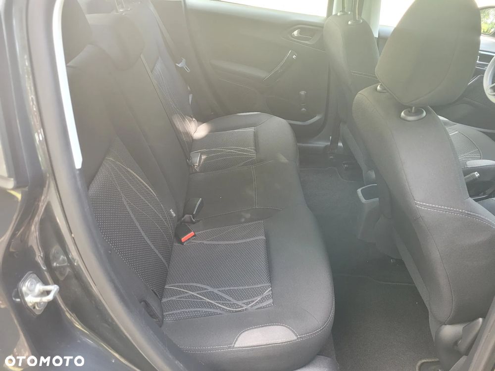 Peugeot 208 1.2 PureTech Active - 12