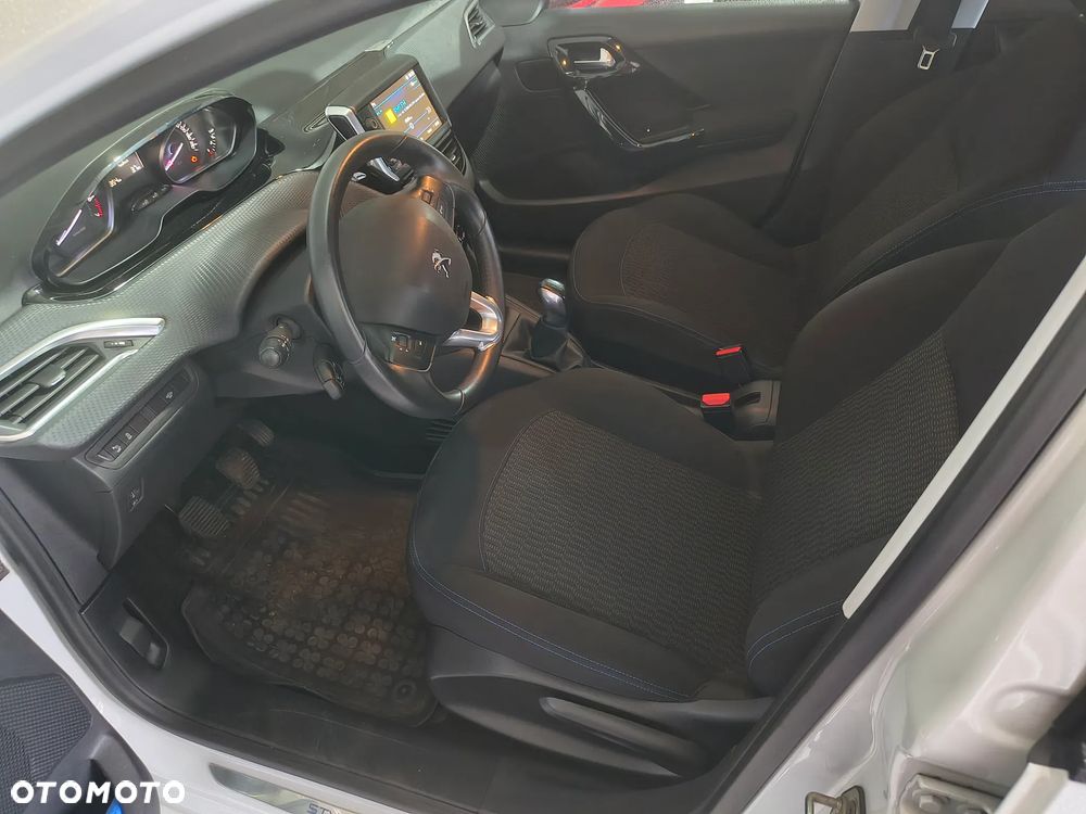 Peugeot 208 - 5