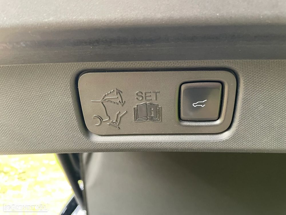 Ford Mustang Mach-E - 12