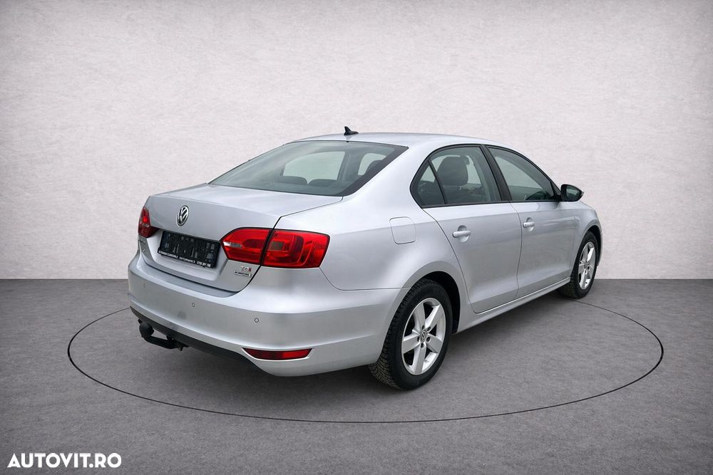 Volkswagen Jetta 1.6 TDI DSG Blue Motion Technology Comfortline - 11