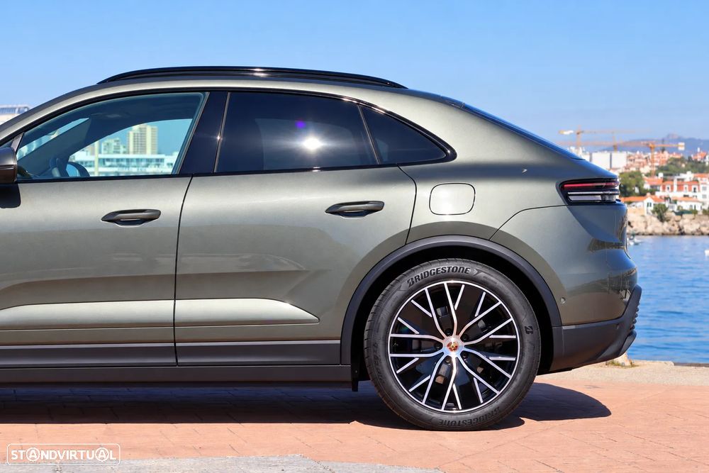 Porsche Macan Electric 4 - 11