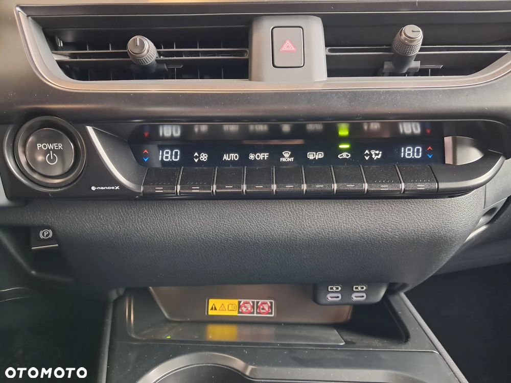 Lexus UX 300h Business - 22