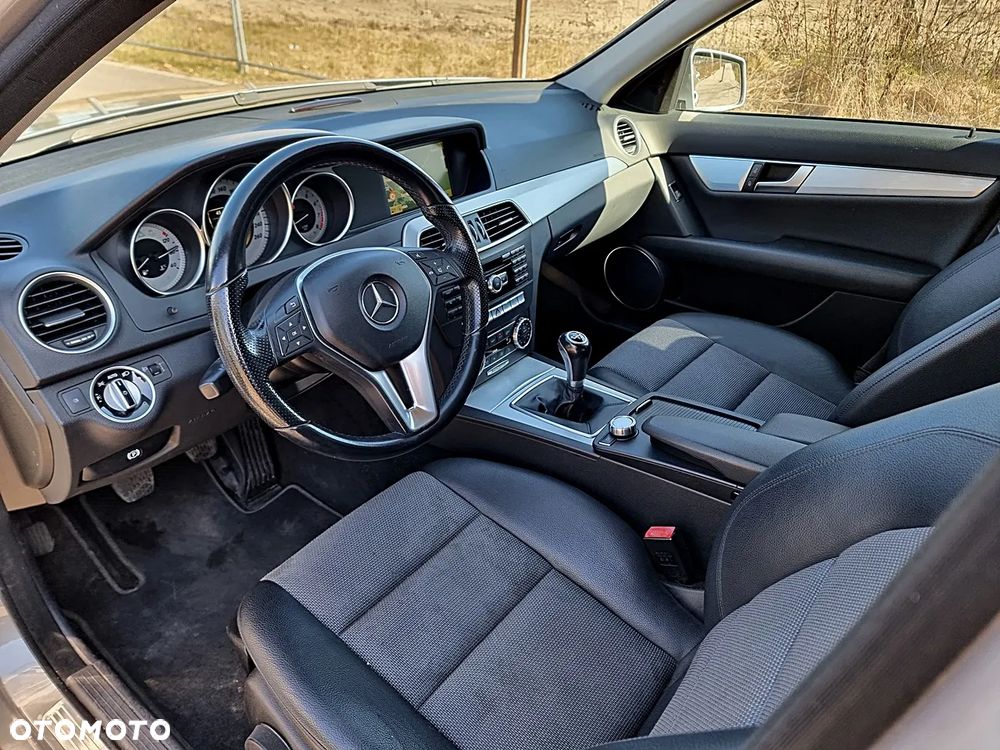 Mercedes-Benz Klasa C 180 CGI BlueEFFICIENCY Avantgarde - 17